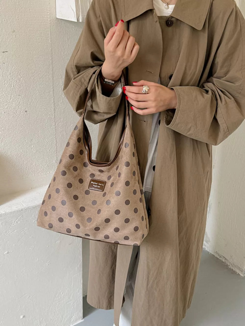 حقيبة كتف متوسطة من السويد بنقشة منقطة بأسلوب كلاسيكي | Medium Suede Polka-Dot Shoulder Bag، الصورة 2 من 5