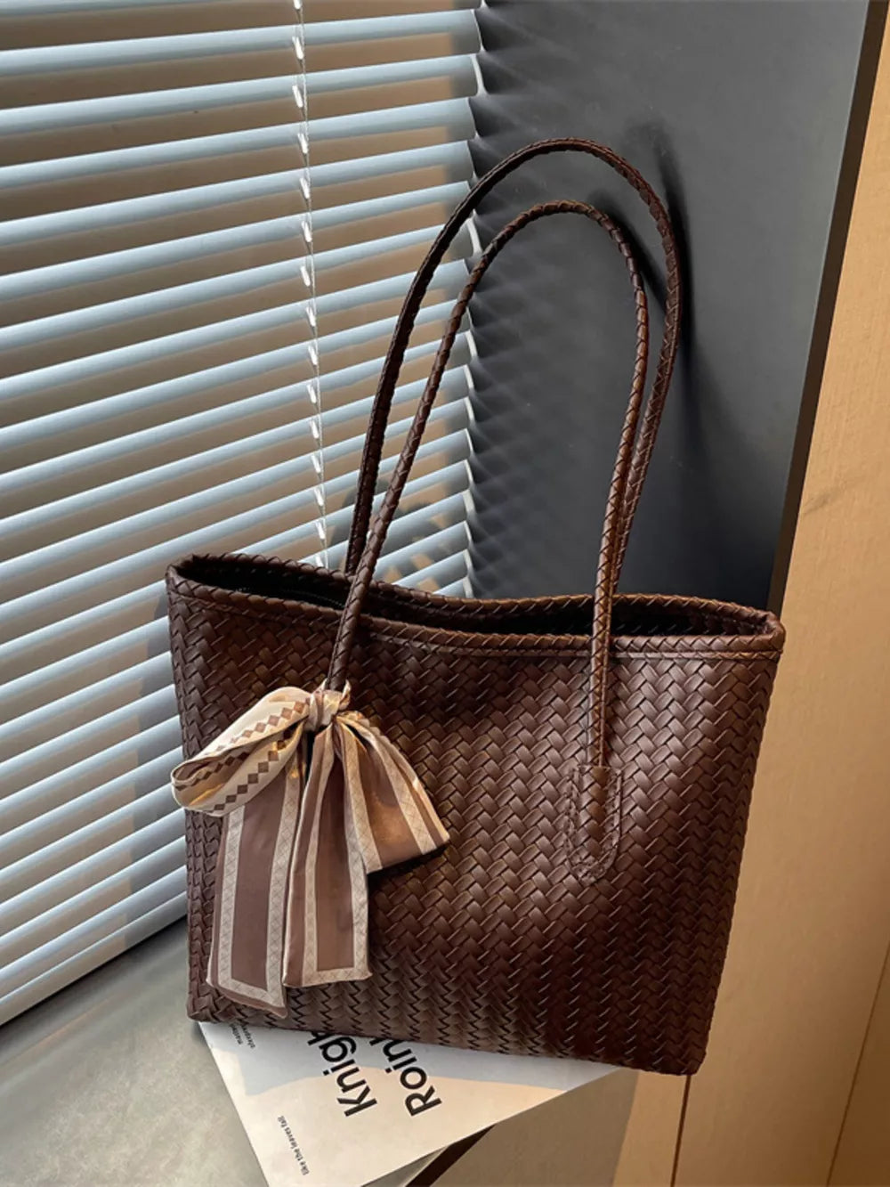 حقيبة كتف متوسطة بنسيج منسوج من الجلد الصناعي | Woven Faux Leather Medium Shoulder Bag، الصورة 5 من 6