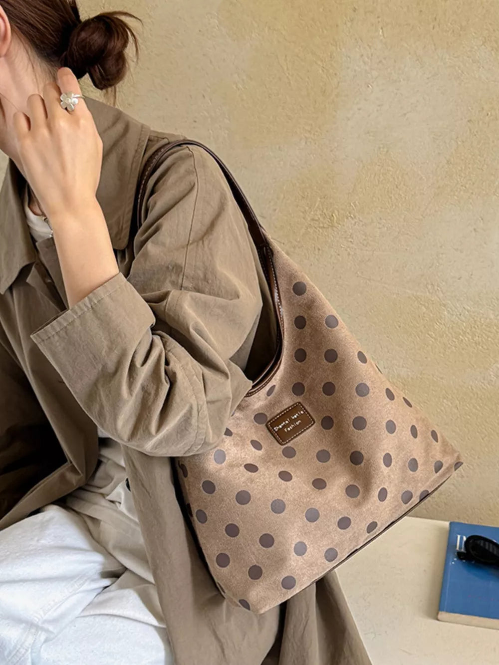 حقيبة كتف متوسطة من السويد بنقشة منقطة بأسلوب كلاسيكي | Medium Suede Polka-Dot Shoulder Bag، الصورة 3 من 5