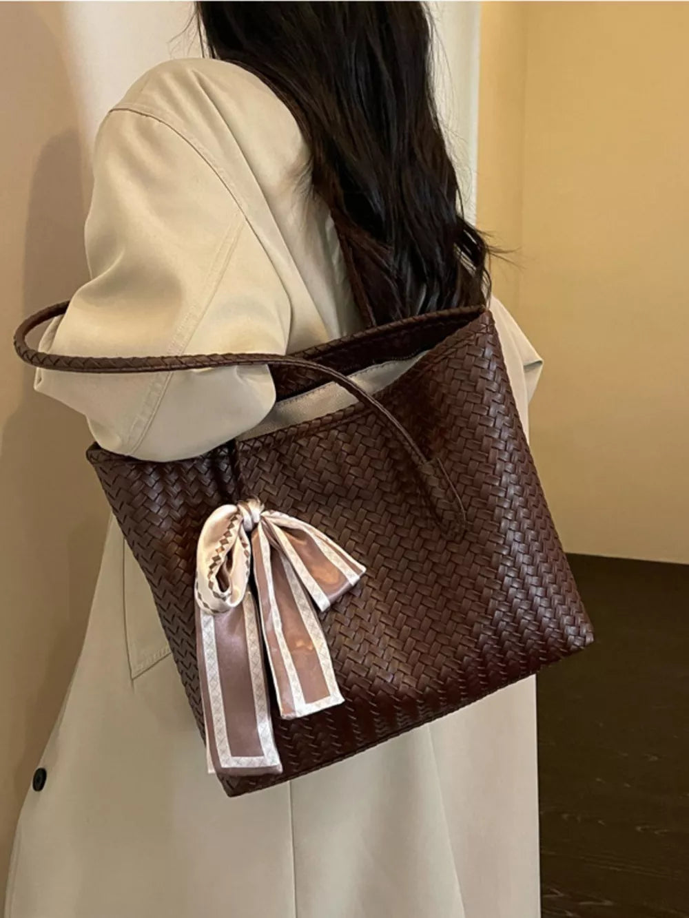 حقيبة كتف متوسطة بنسيج منسوج من الجلد الصناعي | Woven Faux Leather Medium Shoulder Bag، الصورة 6 من 6