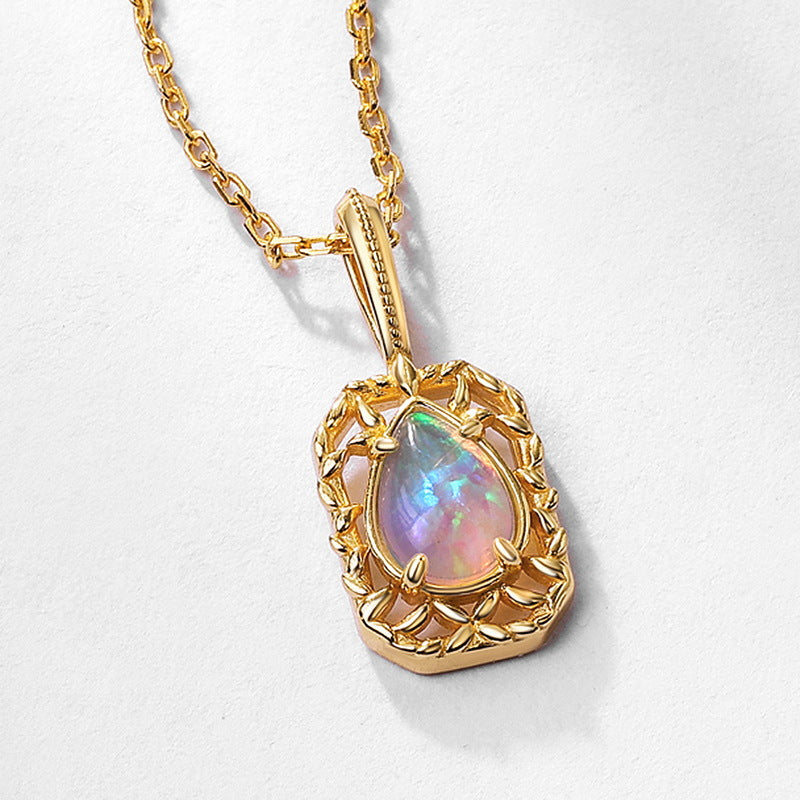 قلادة بتعليقة أوبال مفرّغة