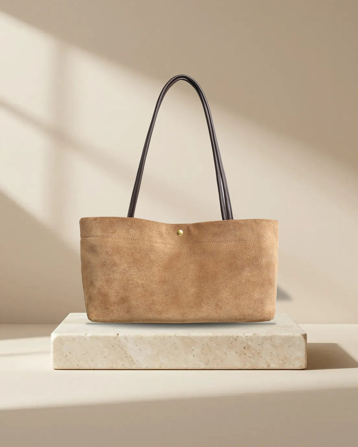 حقيبة توت بحافة متموّجة، شامواه، جملي، الصورة 1 من 8