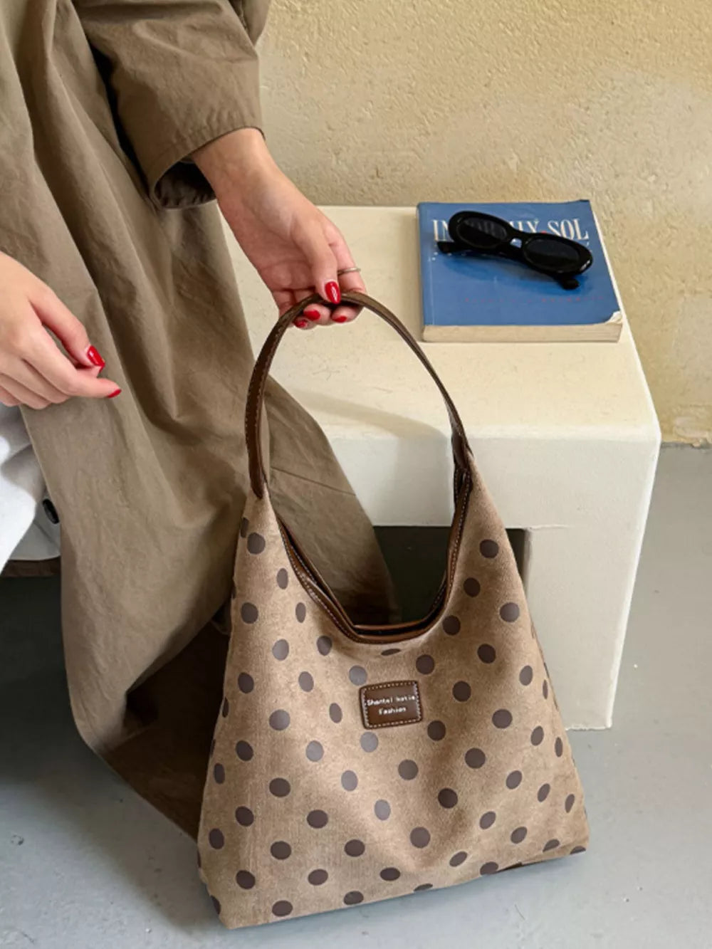 حقيبة كتف متوسطة من السويد بنقشة منقطة بأسلوب كلاسيكي | Medium Suede Polka-Dot Shoulder Bag، الصورة 5 من 5