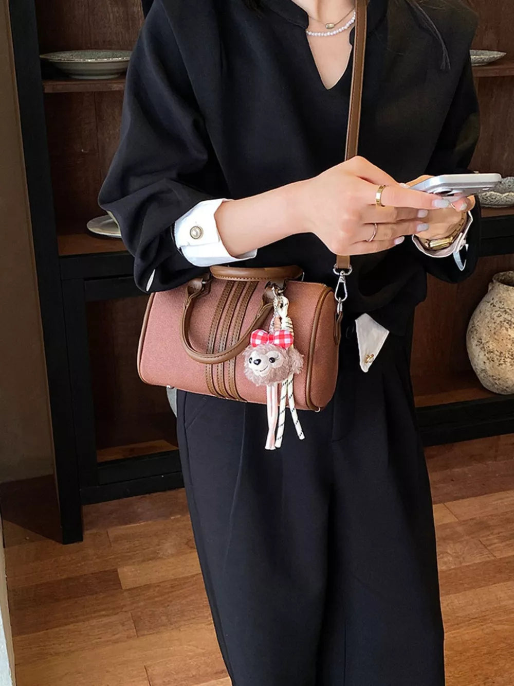 حقيبة كروس صغيرة بتصميم برميلي كلاسيكي | Small Classic Barrel Crossbody Bag، الصورة 3 من 6