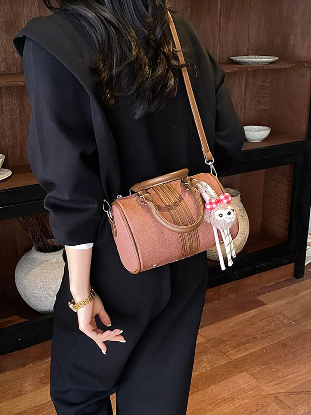 حقيبة كروس صغيرة بتصميم برميلي كلاسيكي | Small Classic Barrel Crossbody Bag، الصورة 6 من 6