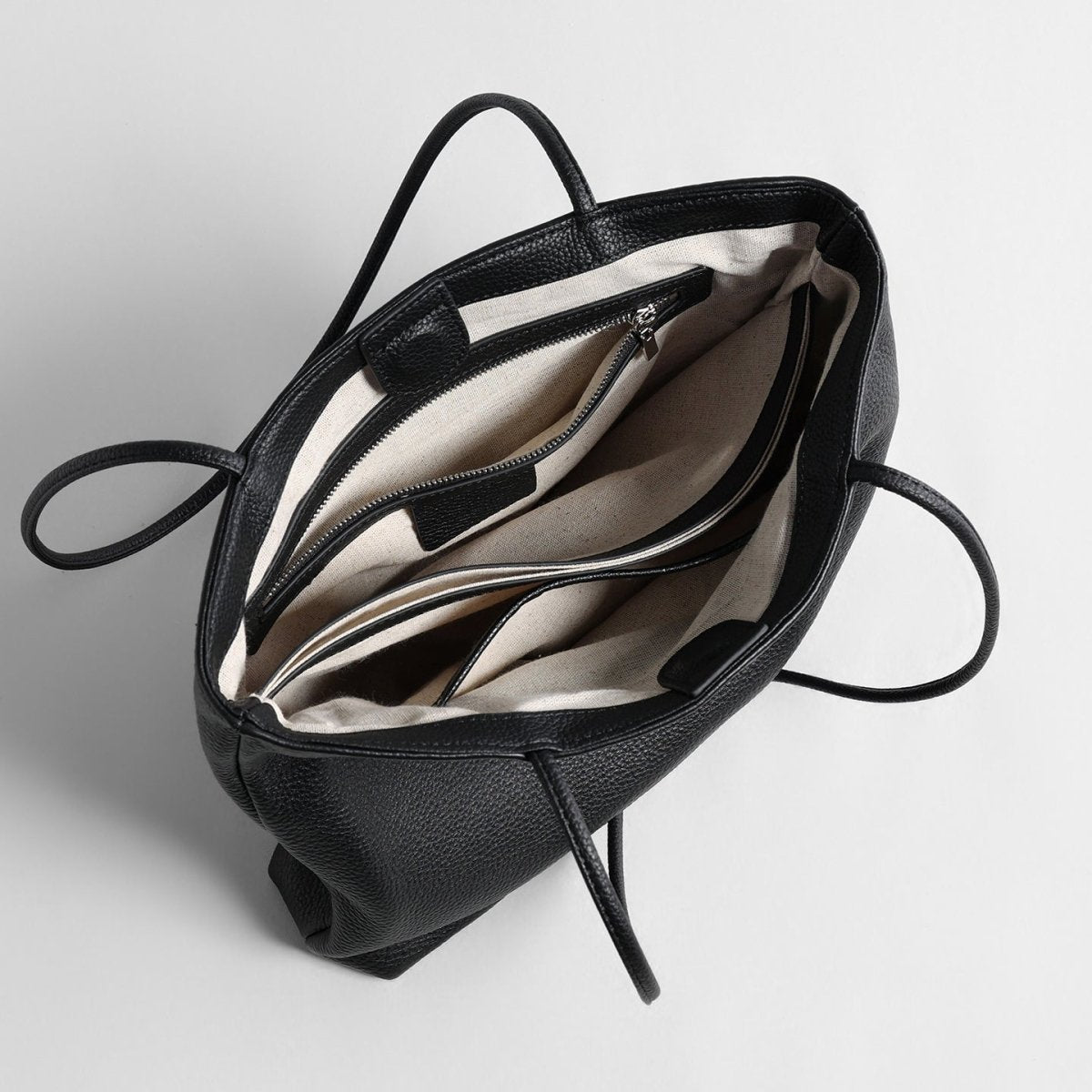 حقيبة توت بتصميم متماسك، جلد بقري محبّب، الصورة 4 من 5